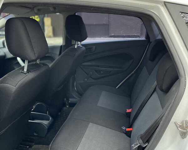 Білий Форд Фієста, об'ємом двигуна 1.4 л та пробігом 225 тис. км за 5900 $, фото 24 на Automoto.ua