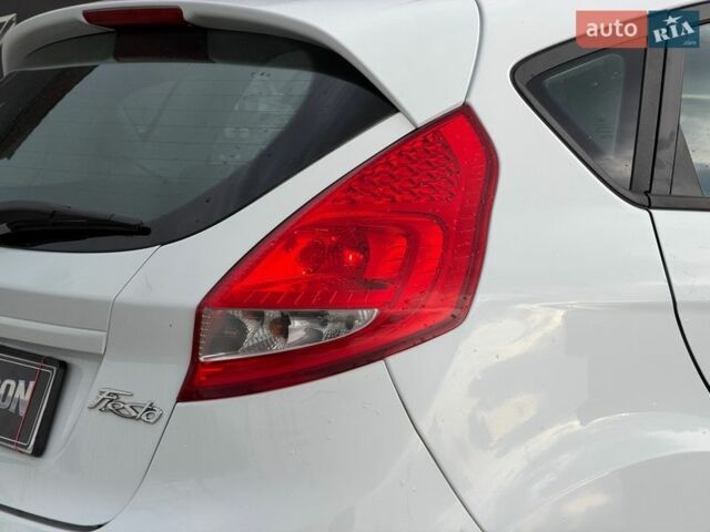 Белый Форд Фиеста, объемом двигателя 1.24 л и пробегом 125 тыс. км за 5490 $, фото 14 на Automoto.ua