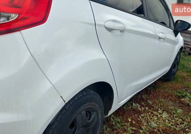 Форд Фієста 2012 у Хмельницькому на Automoto.ua Білий Форд Фієста, об'ємом двигуна 1.25 л та пробігом 123 тис. км за 5700 $, фото 7 на Automoto.ua