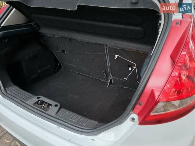 Белый Форд Фиеста, объемом двигателя 1.4 л и пробегом 32 тыс. км за 7600 $, фото 6 на Automoto.ua