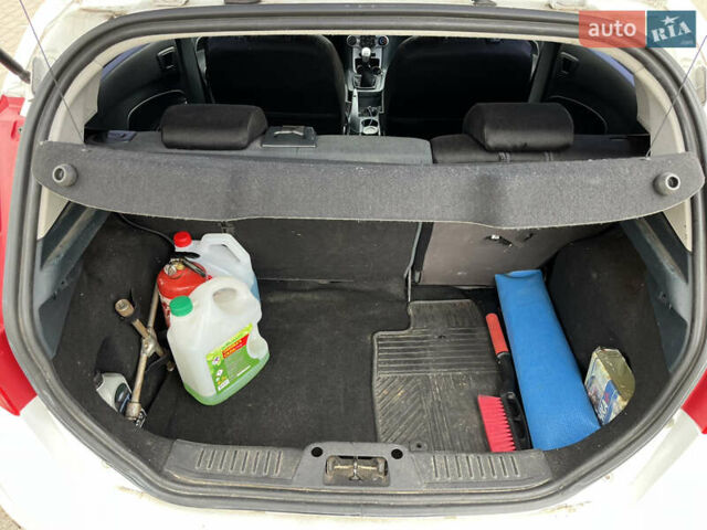 Білий Форд Фієста, об'ємом двигуна 1.4 л та пробігом 225 тис. км за 5900 $, фото 28 на Automoto.ua
