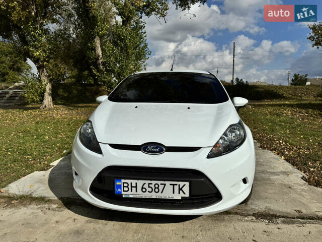Белый Форд Фиеста, объемом двигателя 1.4 л и пробегом 75 тыс. км за 7800 $, фото 6 на Automoto.ua