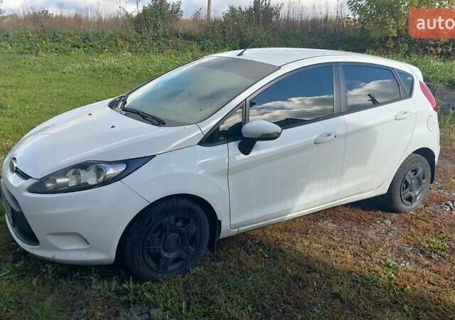 Форд Фієста 2012 у Хмельницькому на Automoto.ua Білий Форд Фієста, об'ємом двигуна 1.25 л та пробігом 123 тис. км за 5700 $, фото 8 на Automoto.ua