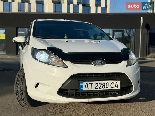 Білий Форд Фієста, об'ємом двигуна 1.4 л та пробігом 250 тис. км за 3800 $, фото 2 на Automoto.ua