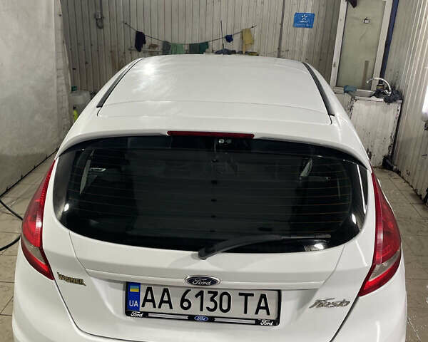 Белый Форд Фиеста, объемом двигателя 1.4 л и пробегом 125 тыс. км за 6000 $, фото 2 на Automoto.ua