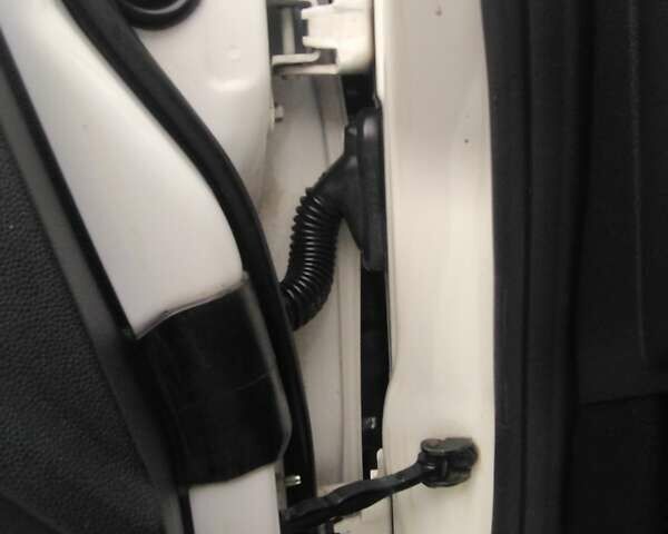Белый Форд Фиеста, объемом двигателя 1.25 л и пробегом 117 тыс. км за 5900 $, фото 30 на Automoto.ua