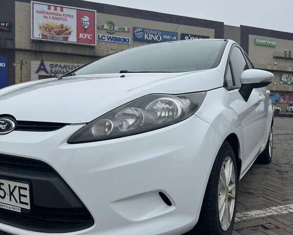 Белый Форд Фиеста, объемом двигателя 1.4 л и пробегом 128 тыс. км за 7100 $, фото 2 на Automoto.ua
