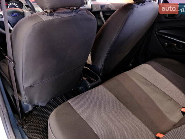 Білий Форд Фієста, об'ємом двигуна 1.24 л та пробігом 157 тис. км за 4900 $, фото 27 на Automoto.ua