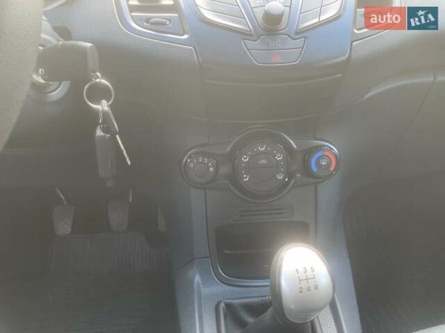 Форд Фиеста 2012 в Полтаве на Automoto.ua Белый Форд Фиеста, объемом двигателя 1.25 л и пробегом 51 тыс. км за 7199 $, фото 16 на Automoto.ua