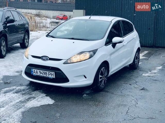 Білий Форд Фієста, об'ємом двигуна 1.39 л та пробігом 148 тис. км за 6950 $, фото 1 на Automoto.ua