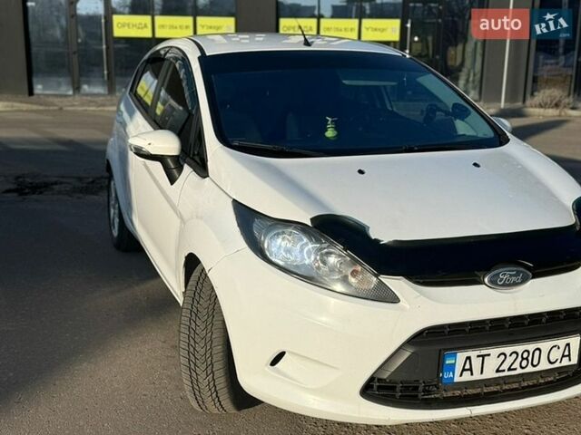Білий Форд Фієста, об'ємом двигуна 1.4 л та пробігом 250 тис. км за 3800 $, фото 1 на Automoto.ua