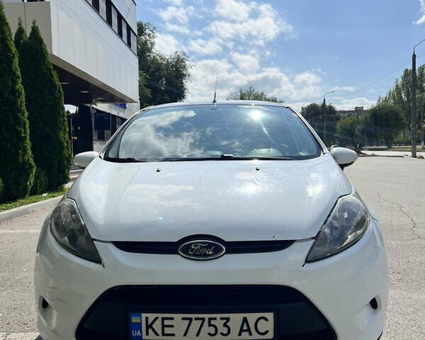 Білий Форд Фієста, об'ємом двигуна 1.25 л та пробігом 192 тис. км за 5200 $, фото 1 на Automoto.ua