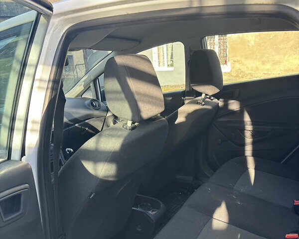 Белый Форд Фиеста, объемом двигателя 1.24 л и пробегом 141 тыс. км за 5999 $, фото 5 на Automoto.ua