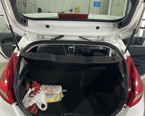 Белый Форд Фиеста, объемом двигателя 1.4 л и пробегом 125 тыс. км за 6000 $, фото 13 на Automoto.ua