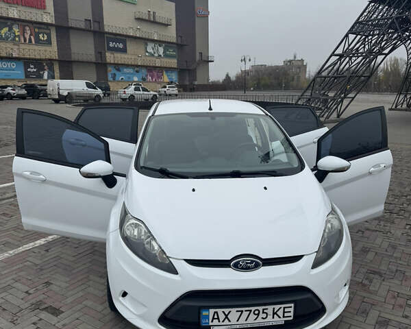 Белый Форд Фиеста, объемом двигателя 1.4 л и пробегом 128 тыс. км за 7100 $, фото 5 на Automoto.ua