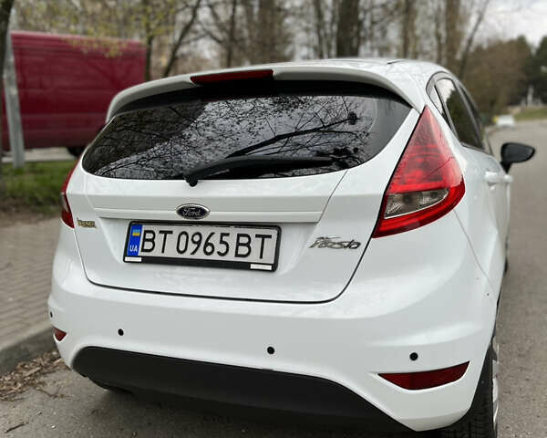 Білий Форд Фієста, об'ємом двигуна 1.4 л та пробігом 225 тис. км за 5900 $, фото 6 на Automoto.ua