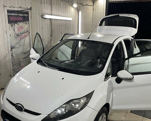 Белый Форд Фиеста, объемом двигателя 1.4 л и пробегом 125 тыс. км за 6000 $, фото 5 на Automoto.ua