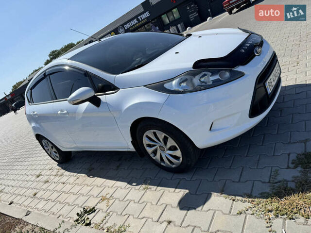 Белый Форд Фиеста, объемом двигателя 1.4 л и пробегом 163 тыс. км за 6500 $, фото 2 на Automoto.ua