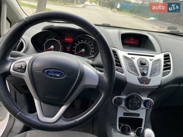 Білий Форд Фієста, об'ємом двигуна 1.4 л та пробігом 225 тис. км за 5900 $, фото 21 на Automoto.ua