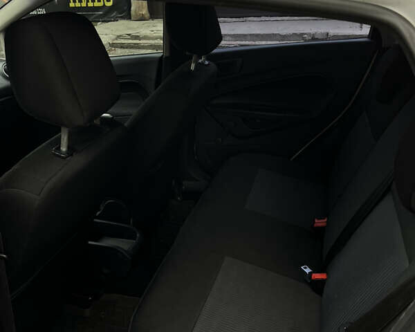 Білий Форд Фієста, об'ємом двигуна 1.4 л та пробігом 225 тис. км за 5900 $, фото 25 на Automoto.ua