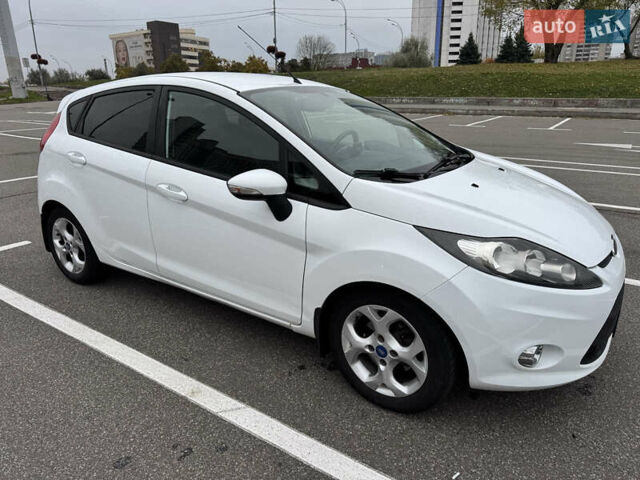 Форд Фиеста 2012 в Киеве на Automoto.ua Белый Форд Фиеста, объемом двигателя 1.39 л и пробегом 131 тыс. км за 8000 $, фото 1 на Automoto.ua