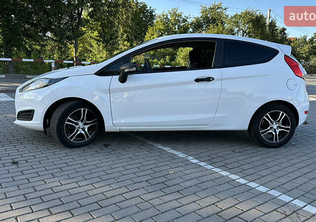 Белый Форд Фиеста, объемом двигателя 1.56 л и пробегом 157 тыс. км за 6650 $, фото 2 на Automoto.ua