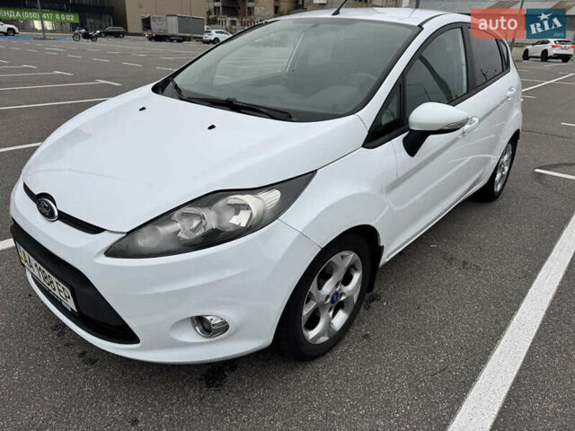 Форд Фиеста 2012 в Киеве на Automoto.ua Белый Форд Фиеста, объемом двигателя 1.39 л и пробегом 131 тыс. км за 8000 $, фото 2 на Automoto.ua