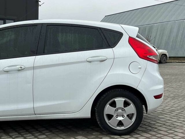 Білий Форд Фієста, об'ємом двигуна 1.2 л та пробігом 140 тис. км за 6990 $, фото 4 на Automoto.ua