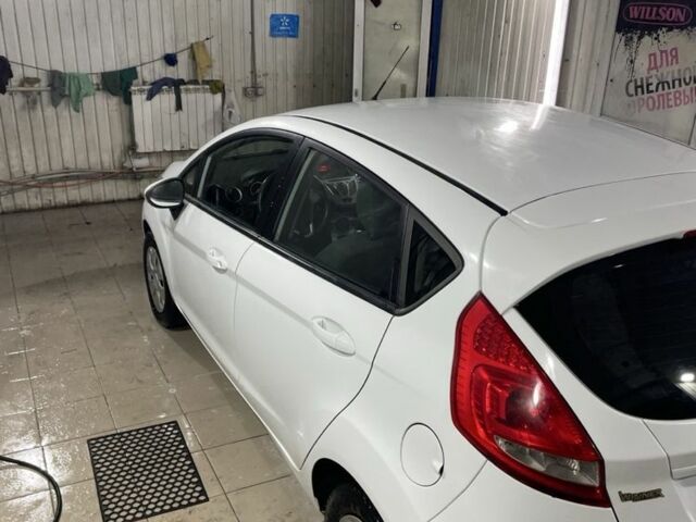 Білий Форд Фієста, об'ємом двигуна 1.4 л та пробігом 125 тис. км за 6000 $, фото 3 на Automoto.ua