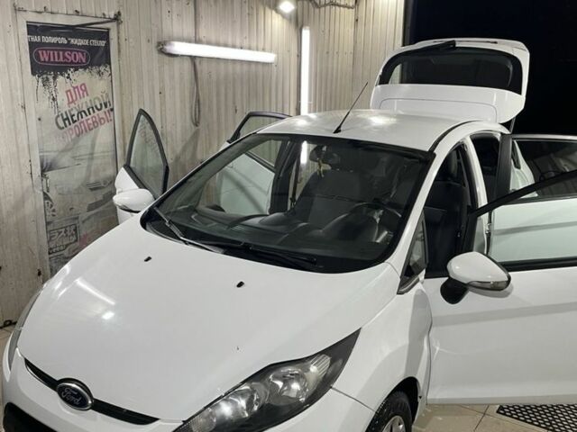 Білий Форд Фієста, об'ємом двигуна 1.4 л та пробігом 125 тис. км за 6000 $, фото 5 на Automoto.ua