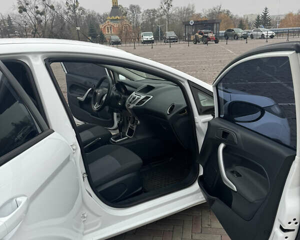 Белый Форд Фиеста, объемом двигателя 1.4 л и пробегом 128 тыс. км за 7100 $, фото 6 на Automoto.ua