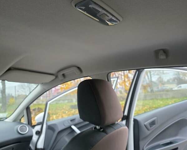 Белый Форд Фиеста, объемом двигателя 1.4 л и пробегом 32 тыс. км за 7600 $, фото 17 на Automoto.ua