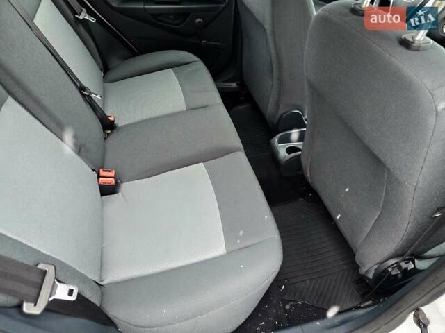 Білий Форд Фієста, об'ємом двигуна 1.25 л та пробігом 53 тис. км за 6400 $, фото 71 на Automoto.ua