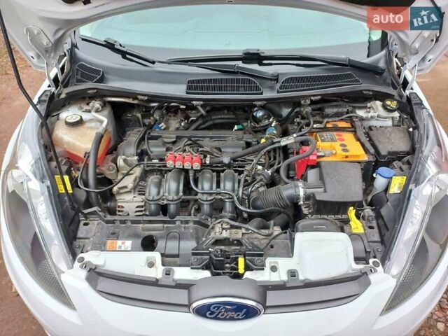 Белый Форд Фиеста, объемом двигателя 1.39 л и пробегом 66 тыс. км за 8200 $, фото 14 на Automoto.ua