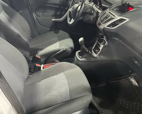 Белый Форд Фиеста, объемом двигателя 1.4 л и пробегом 125 тыс. км за 6000 $, фото 16 на Automoto.ua