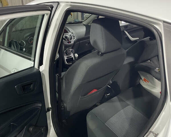 Белый Форд Фиеста, объемом двигателя 1.4 л и пробегом 125 тыс. км за 6000 $, фото 10 на Automoto.ua