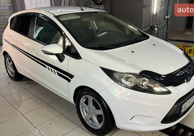 Белый Форд Фиеста, объемом двигателя 1.24 л и пробегом 127 тыс. км за 5200 $, фото 1 на Automoto.ua