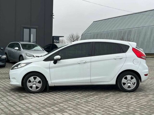 Білий Форд Фієста, об'ємом двигуна 1.2 л та пробігом 140 тис. км за 6990 $, фото 3 на Automoto.ua