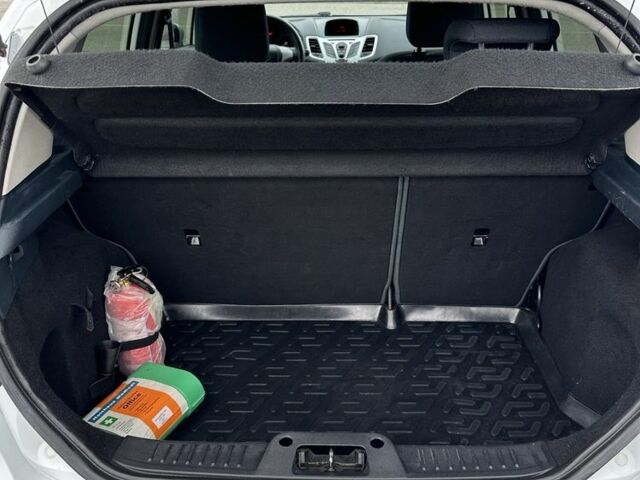 Белый Форд Фиеста, объемом двигателя 1.2 л и пробегом 140 тыс. км за 6300 $, фото 10 на Automoto.ua