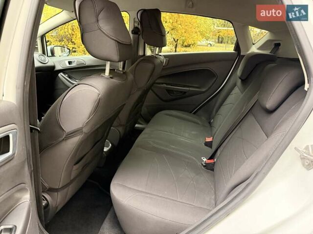 Форд Фиеста 2013 в Днепре (Днепропетровске) на Automoto.ua Белый Форд Фиеста, объемом двигателя 1.24 л и пробегом 132 тыс. км за 5700 $, фото 11 на Automoto.ua