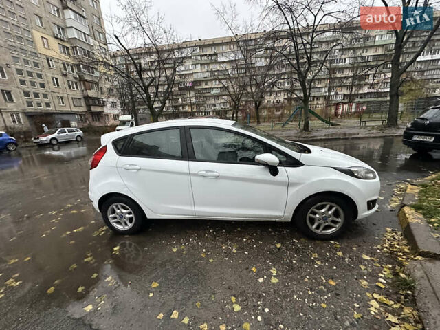 Білий Форд Фієста, об'ємом двигуна 1.5 л та пробігом 135 тис. км за 9000 $, фото 4 на Automoto.ua