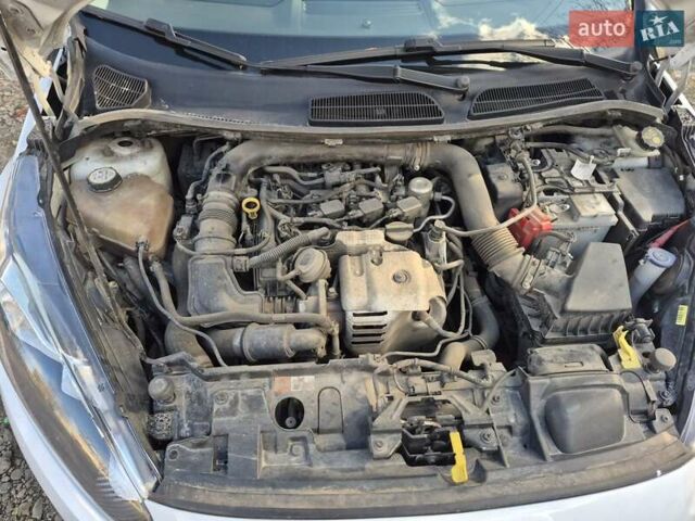 Белый Форд Фиеста, объемом двигателя 1 л и пробегом 130 тыс. км за 5500 $, фото 2 на Automoto.ua