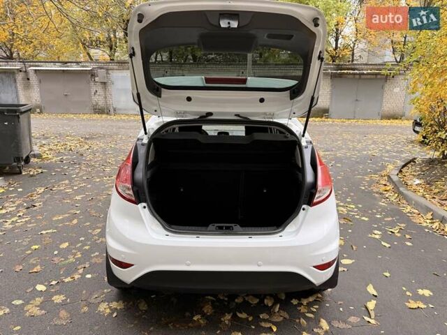 Форд Фиеста 2013 в Днепре (Днепропетровске) на Automoto.ua Белый Форд Фиеста, объемом двигателя 1.24 л и пробегом 132 тыс. км за 5700 $, фото 12 на Automoto.ua