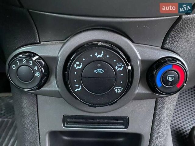 Белый Форд Фиеста, объемом двигателя 1 л и пробегом 200 тыс. км за 4500 $, фото 24 на Automoto.ua