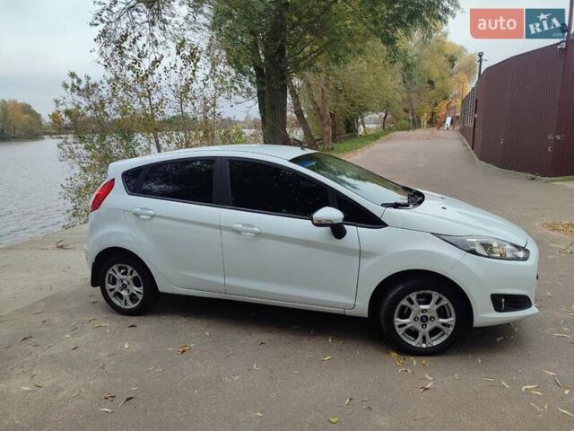 Белый Форд Фиеста, объемом двигателя 1 л и пробегом 98 тыс. км за 7290 $, фото 1 на Automoto.ua