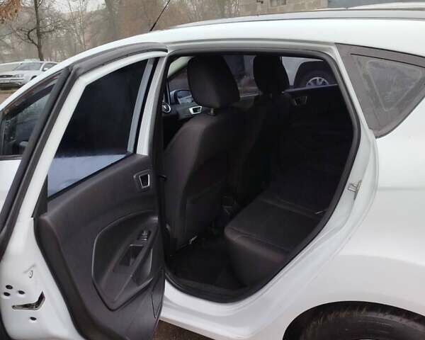 Білий Форд Фієста, об'ємом двигуна 1.5 л та пробігом 143 тис. км за 6500 $, фото 7 на Automoto.ua