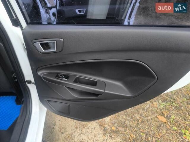 Білий Форд Фієста, об'ємом двигуна 1.5 л та пробігом 190 тис. км за 7500 $, фото 23 на Automoto.ua