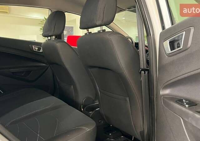 Белый Форд Фиеста, объемом двигателя 1.6 л и пробегом 68 тыс. км за 6456 $, фото 12 на Automoto.ua