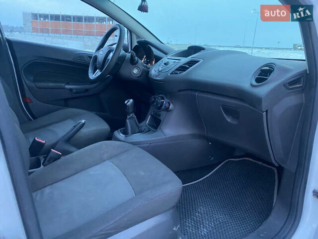 Белый Форд Фиеста, объемом двигателя 1 л и пробегом 200 тыс. км за 4500 $, фото 9 на Automoto.ua