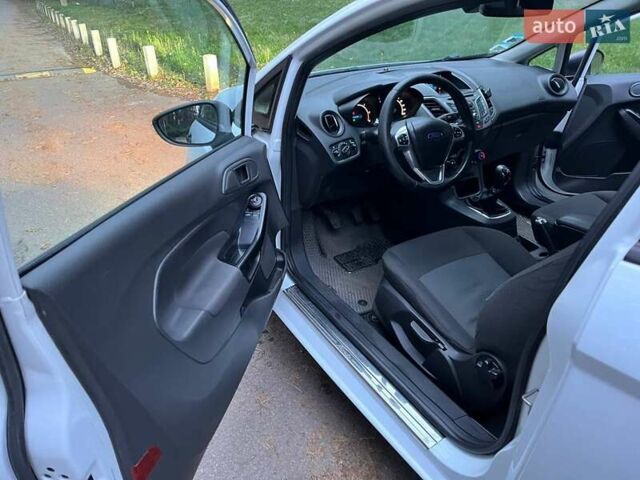 Білий Форд Фієста, об'ємом двигуна 1.5 л та пробігом 249 тис. км за 6500 $, фото 19 на Automoto.ua